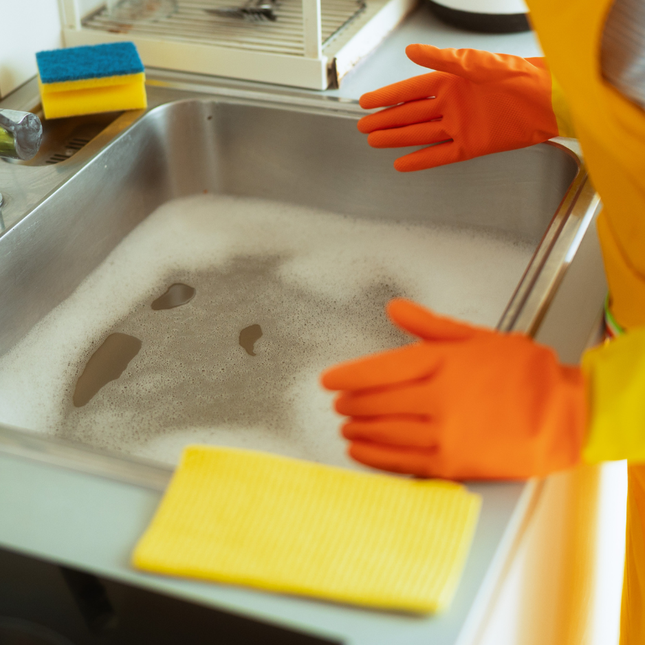 photo non contractuelle d'un évier bouché. Austral Vidange est a votre service pour le debouchage et curage de vos canalisations