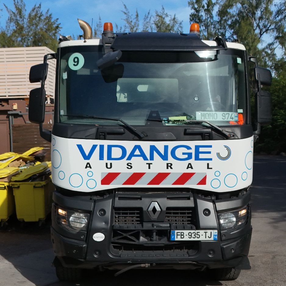 Photo d'un camion de la societe Austral Vidange, spécialiste pour tous vos travaux d'assainissement a l'île de la Réunion