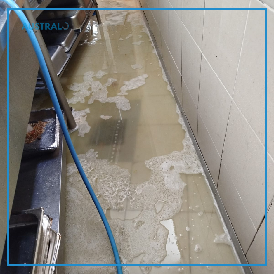 Debouchage de canalisations en cours a la Reunion par Austral Vidange, chez un professionnel restaurant