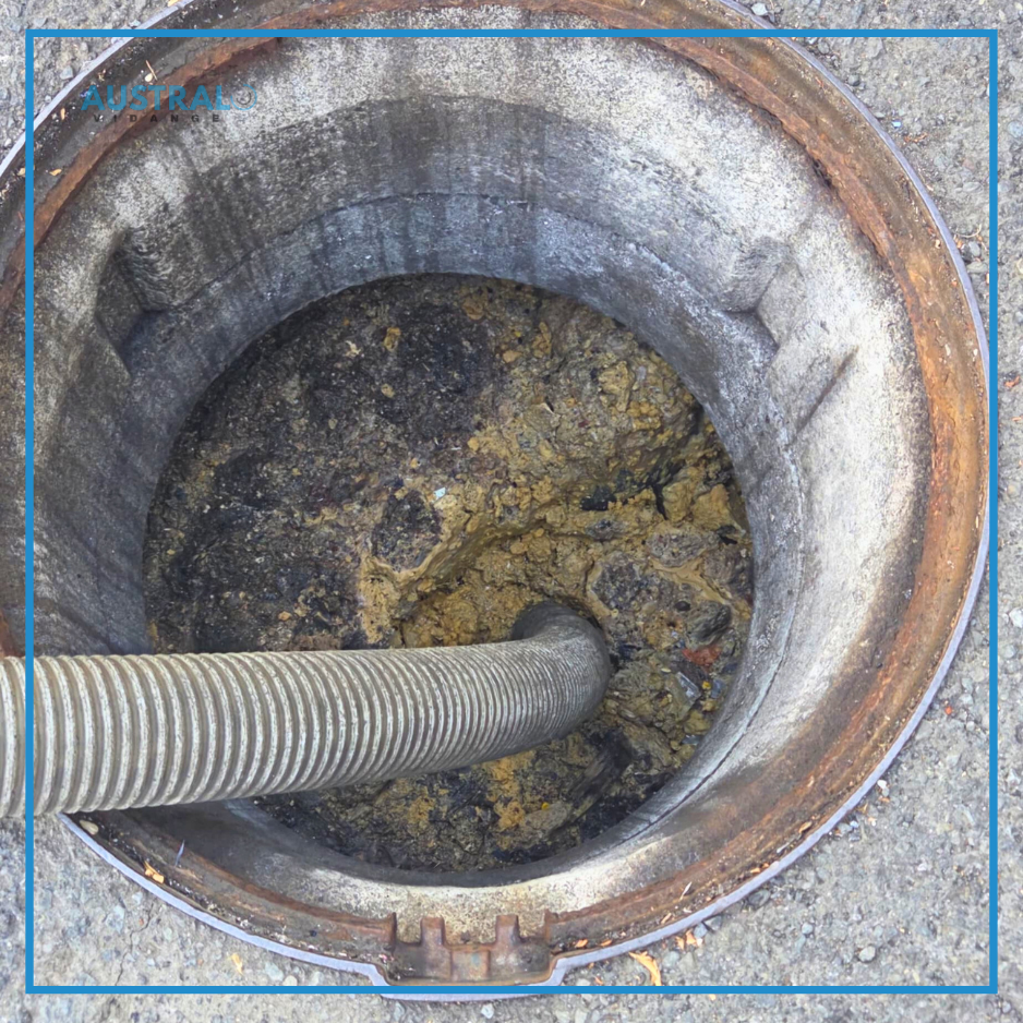 Vidange de bac a graisse en cours a la reunion, pour un professionnel